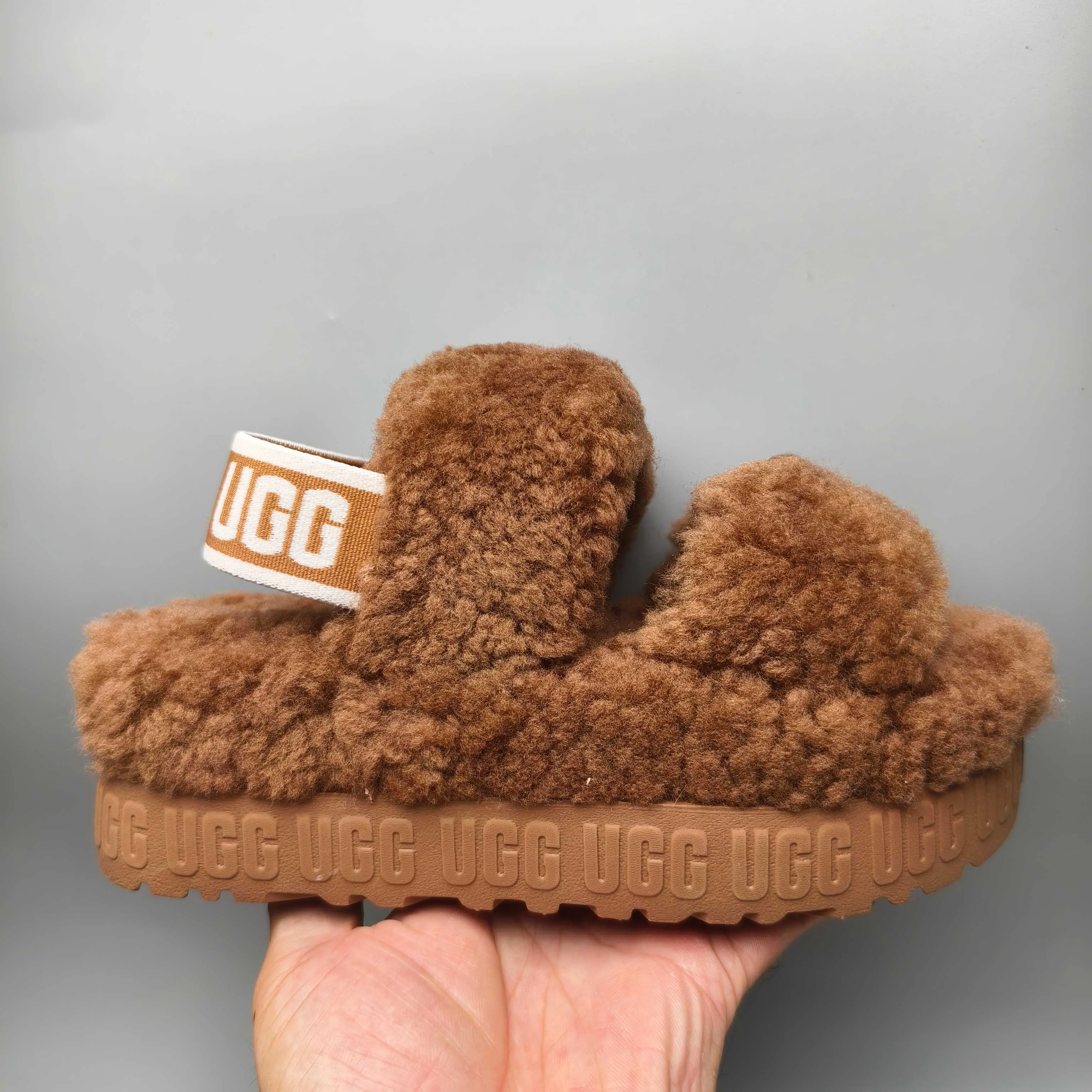 💰440 UGG sheepskin all-in-one snow boots 0876 new autumn and winter style Zhou Dongyu's same style furry slippers Product name: Ovlafita, Longfeng Teddy fur muffin bottom slippers, new at the counter simultaneously It is an upgraded version of the classic oh yeah sandals, the corrugated sheepskin material is used to make it more fashionable and cool, the heel strap is the highlight of the entire design, the muffin bottom visually increases, good news for small sisters, large quantities in stock Code number: 35-41 Color: white, gray, black, pink, army green, maroon